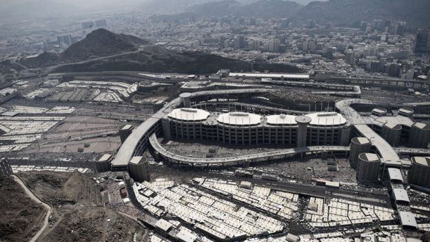 Aerial view of the walkway leading to the pillars where pilgrims throw stones at pillars representing the devil in Mina (5 October 2014)