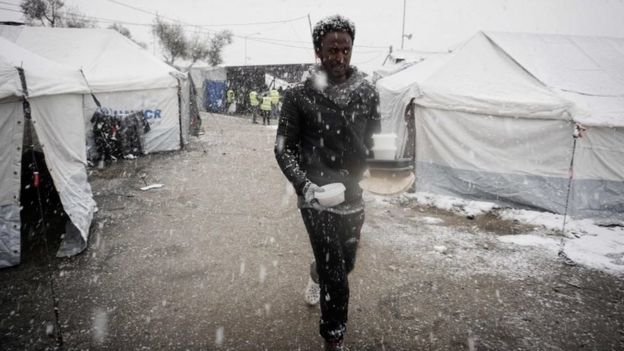 Un migrante camina tras recibir comida en un campamento en la isla griega de Lesbos, el nueve de enero de 2017.