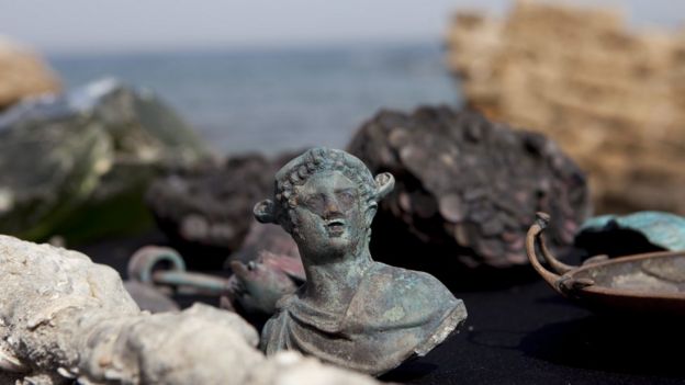 Escultura de bronze encontrada no mar