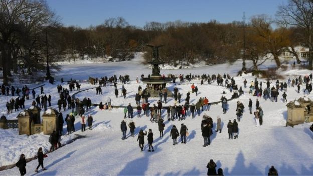 Hundreds of people enjoy the snow at the Bethesda Fountain in Central Park in New York (24 January 2016)