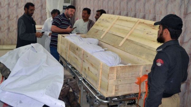 Os corpos dos mortos pelo ataque americano no Paquistão foram levados para Quetta