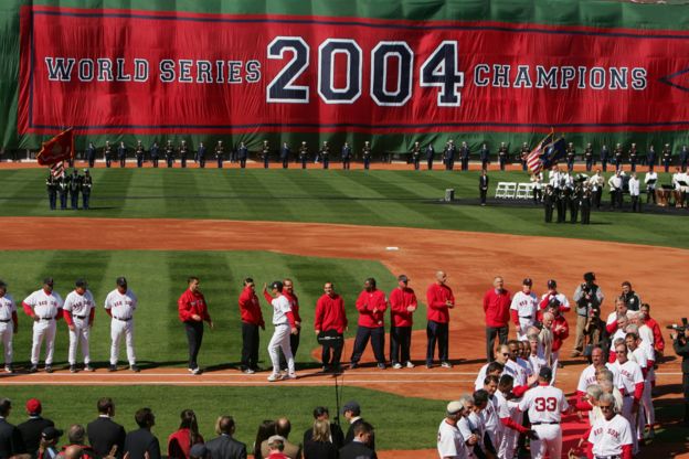 Bandera roja con el número 2004 y la leyenda campeones