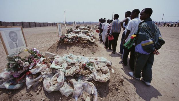 1993 оны осолд амиа алдсан Замбийн хөл бөмбөгийн тамирчдын шарилын өмнө дэмжигчид нь гашуудал илэрхийлэн зогсож байгаа нь