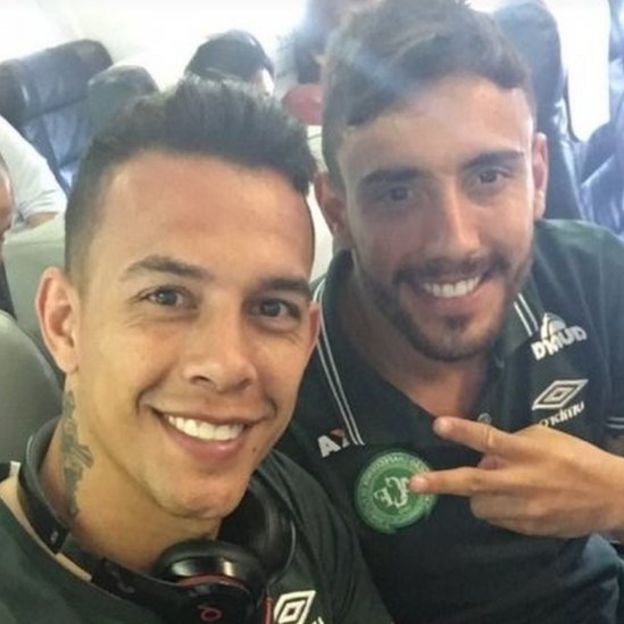 Danilo Padilha y Alan Ruschel sentados juntos en el avión de la tragedia