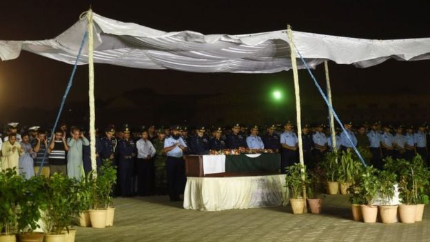Pakistan Air Force (PAF) soldiers perform funeral rites and prayers for female fighter jet pilot Marium Mukhtiar, who was killed in a crash during a training mission, at the Faisal Air Base in Karachi on November 24, 2015.