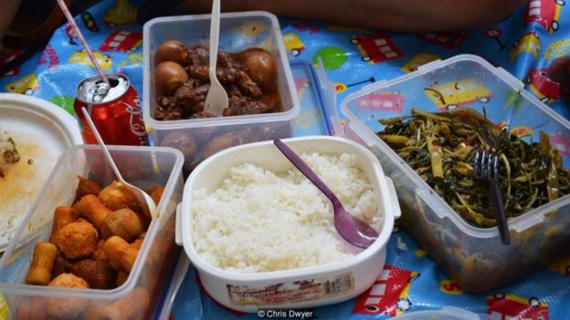 Thức ăn đựng trong các hộp nhựa là thứ rất quan trọng đối với những người phụ nữ giúp việc nhà ở Hong Kong mỗi khi họ gặp gỡ nhau