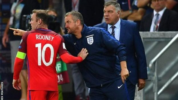 Rooney akipokea maelekezo wakati wa mchezo