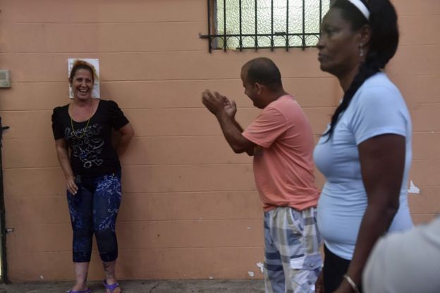 2016年9月抵達巴拿馬城的古巴移民在當地庇護中心交談