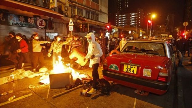 Protesters start fires in Mong Kong, Hong Kong (9 Feb 2016)