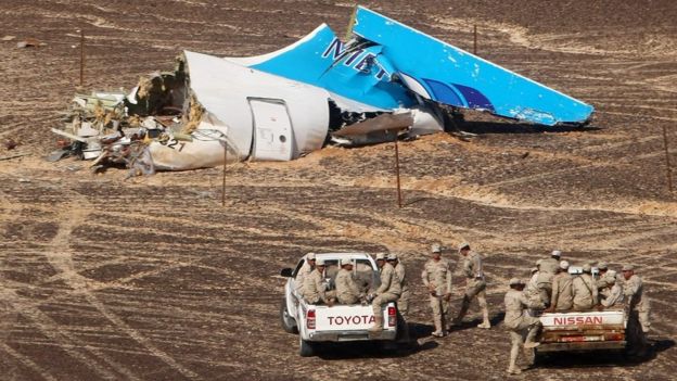 Egyptian servicemen approaching a piece of wreckage of Russian MetroJet Airbus A321 at the site of the crash in Sinai, Egypt, 1 November.