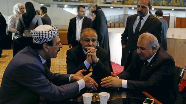 Members of the Iraqi parliament chat inside the parliament building in Baghdad (16 April 2016)