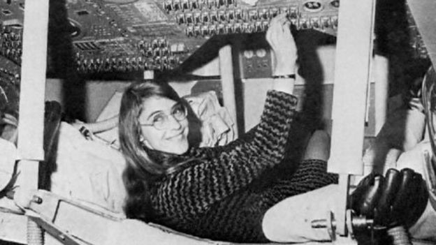 Margaret Hamilton en un simulador de