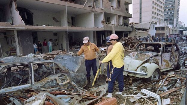 Ruinas que dejó un atentado del grupo radical Sendero Luminoso en Miraflores, Lima, en julio de 1992.