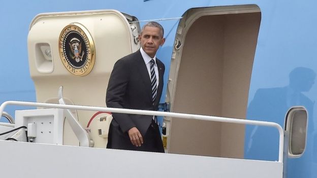 باراک اوباما در حال سوار شدن به هواپیمای ویژه رئیس جمهوری برای سفر به اسرائیل