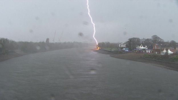 Lightning on the Thames