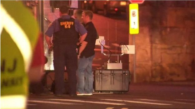 Policiais usam robô anti-bombas para desarmar artefatos em Elizabeth, New Jersey