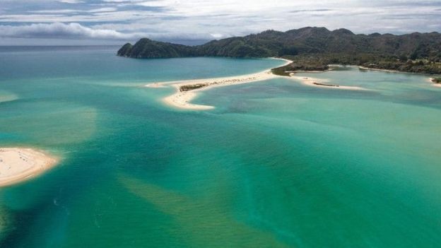 Imagem aérea da praia de Awaroa, feita em fevereiro de 2016