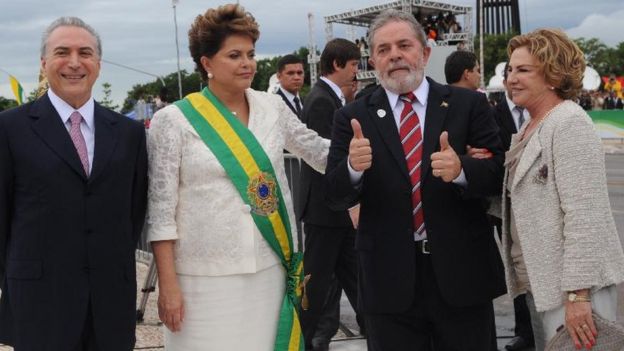 Posse de Dilma Rousseff em 2010, com Michel Temer, Lula da Silva e sua esposa, Marisa Letícia
