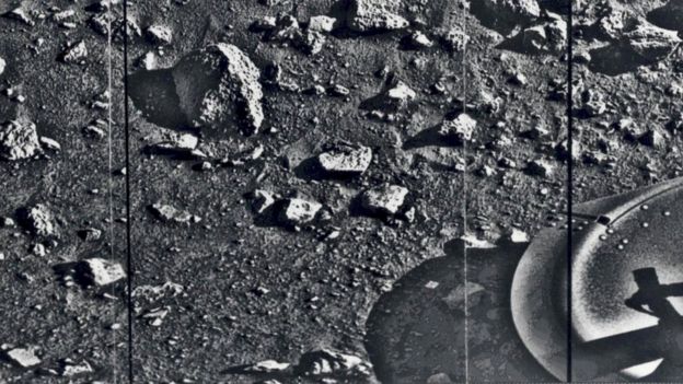 Первое изображение с поверхности Марса было передано американской межпланетной станцией 