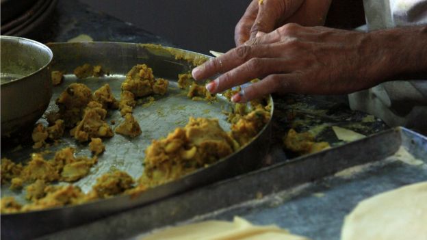 Γεμιστές samosas από Jodhpur στο Rajasthan, βόρειο-δυτικά της Ινδίας