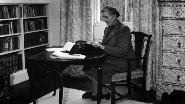 Agatha Christie escribiendo en su escritorio