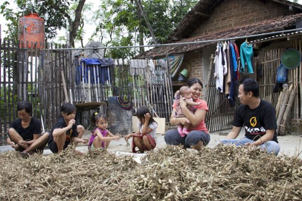 Eko Mulyadi and his family shelling peanuts