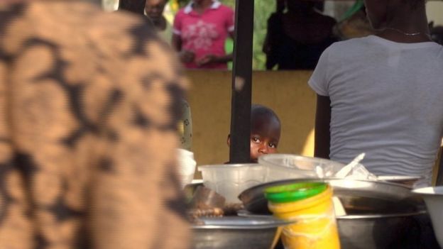 Menino observa cena em um mercado no sul da Nigéria