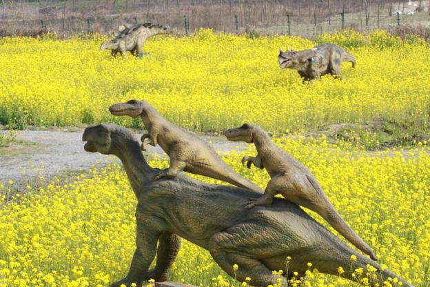 சீனாவில் மலர் தோட்டத்தில் தத்ரூப டைனோசர்கள் (புகைப்படத்தொகுப்பு)