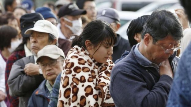 People line up for rations at a shelter in Mashiki, Kumamoto prefecture (17 April 2016)