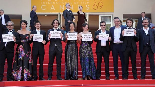 Artistas de Aquarius protestam em Cannes