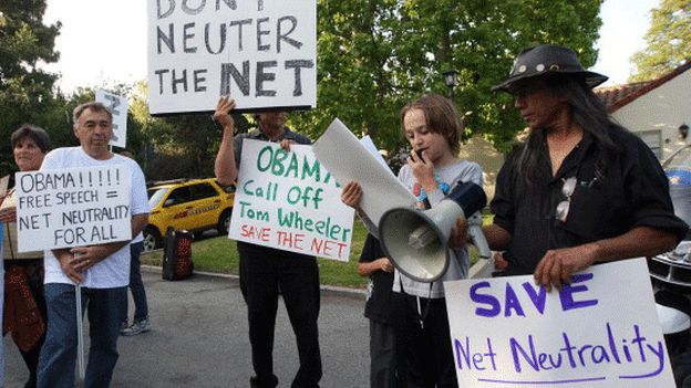 Protesters holding up net neutrality banners