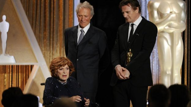Maureen O'Hara accepts an honorary Oscar in 2014