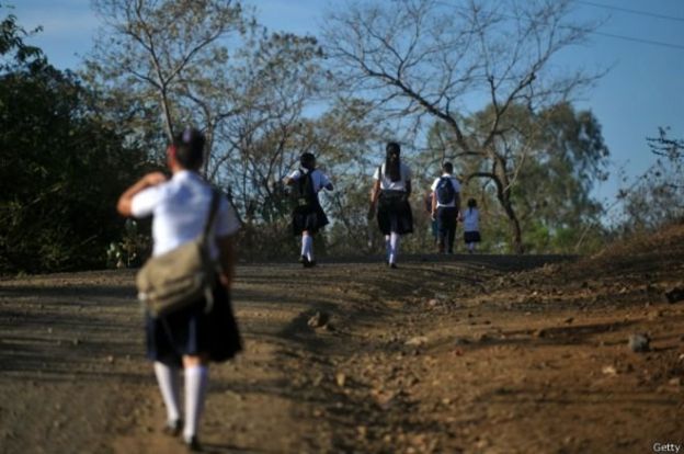 Niñas yendo a una escuela rural en Nicaragua