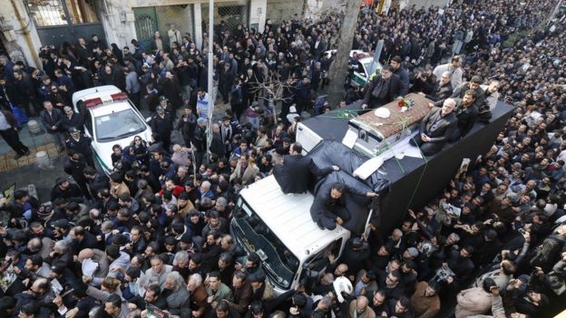 Raia wa Iran wakikusanyika kando ya gari lililokuwa limebeba jeneza la Rafsanjani mjini Tehran.