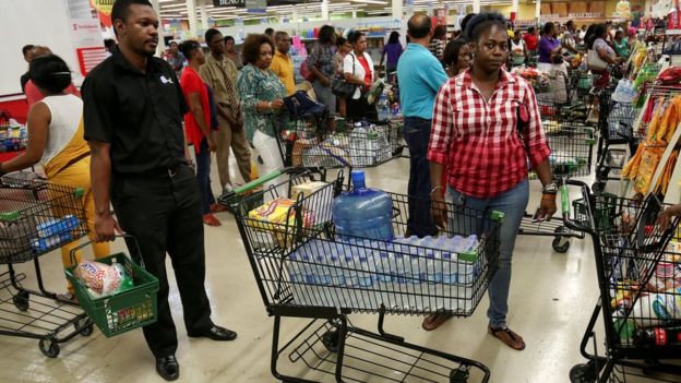 Compras de emergencia en Jamaica en vísperas de la llega de Matthew.