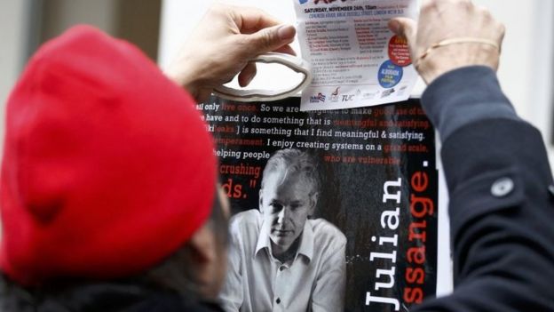 استجواب جوليان أسانج مؤسس ويكيليكس في سفارة الإكوادور بلندن بشأن مزاعم اغتصاب