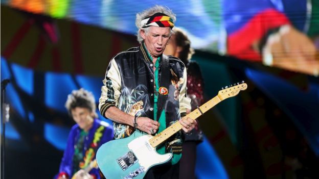 Keith Richards of the Rolling Stones performs a free outdoor concert at Ciudad Deportiva de la Habana sports complex in Havana, Cuba March 25, 2016. REUTERS/Alexandre Meneghini