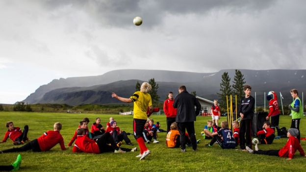 Entrenamiento de fútbol para jóvenes en Islandia
