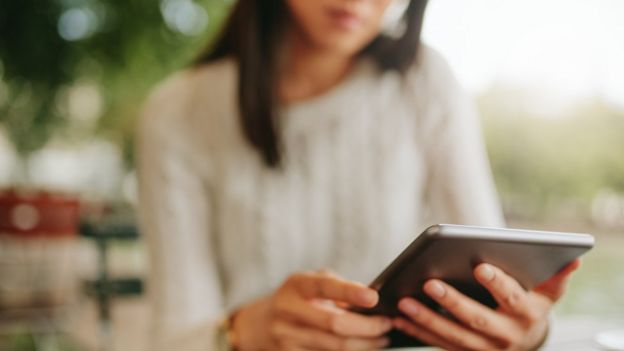 Mujer lee una tablet