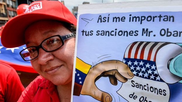 Una venezolana protesta por las sanciones de EEUU a funcionarios venezolanos