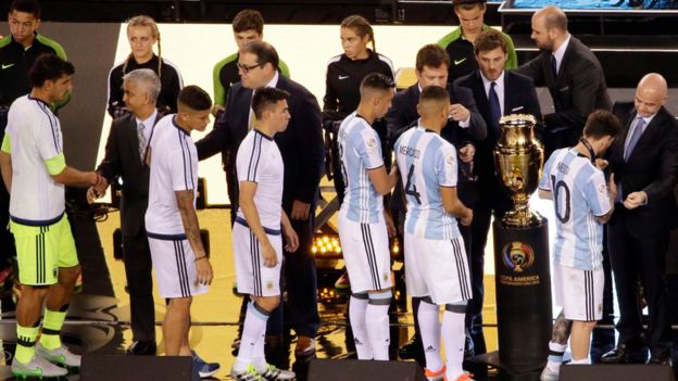 La selección argentina recibe las medallas al subcampeón