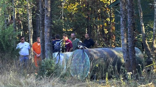 Todd Kohlhepp is escorted by deputies on his property in Woodruff, Spartanburg County, 5 November 2016