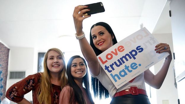 La cantante estadounidense Katy Perry se toma una selfie con varias seguidoras haciendo campaña por Hillary Clinton