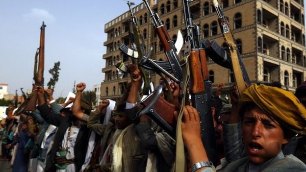 Apoiantes armados Houthi gritar slogans anti-sauditas durante um comício em Sanaa em 05 de junho de 2015