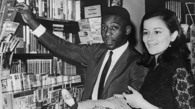 Pele and his first wife, Rosimeri dos Reis Cholbi during honeymoon in Paris, 17 March 1966