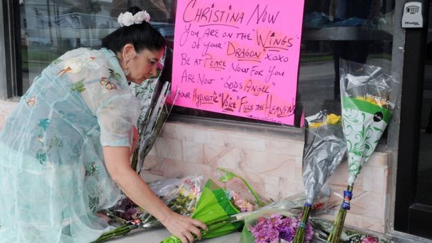 Una mujer deposita flores en homenaje a Christina Grimmie