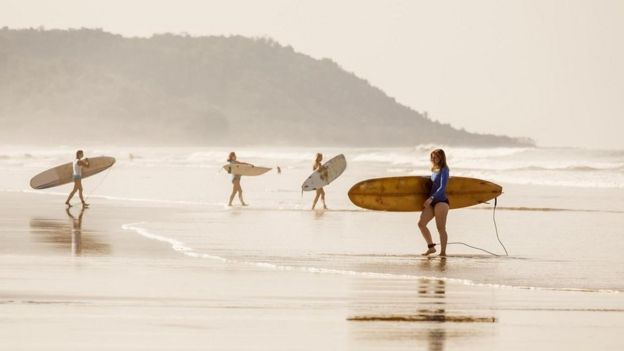 Unos surfistas en una playa de Costa Rica