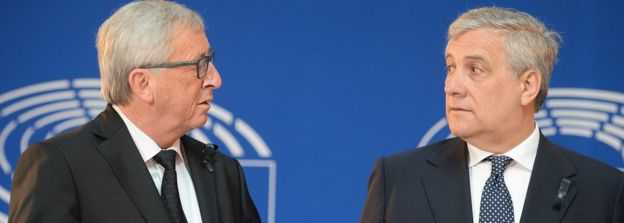 Antonio Tajani (R) with Jean-Claude Juncker (file pic)