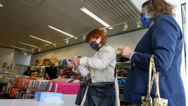 Customers entering a fabrics store in Ludwigsburg, 20 Apr 20