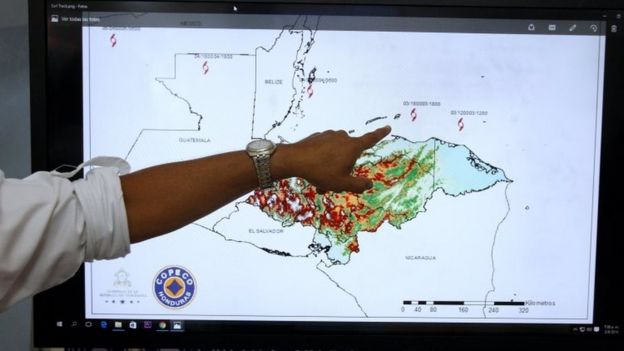 A member of the Honduras Permanent Contingencies Commission monitors the trajectory of Tropical Storm Earl, in Tegucigalpa, Honduras (03 August 2016)